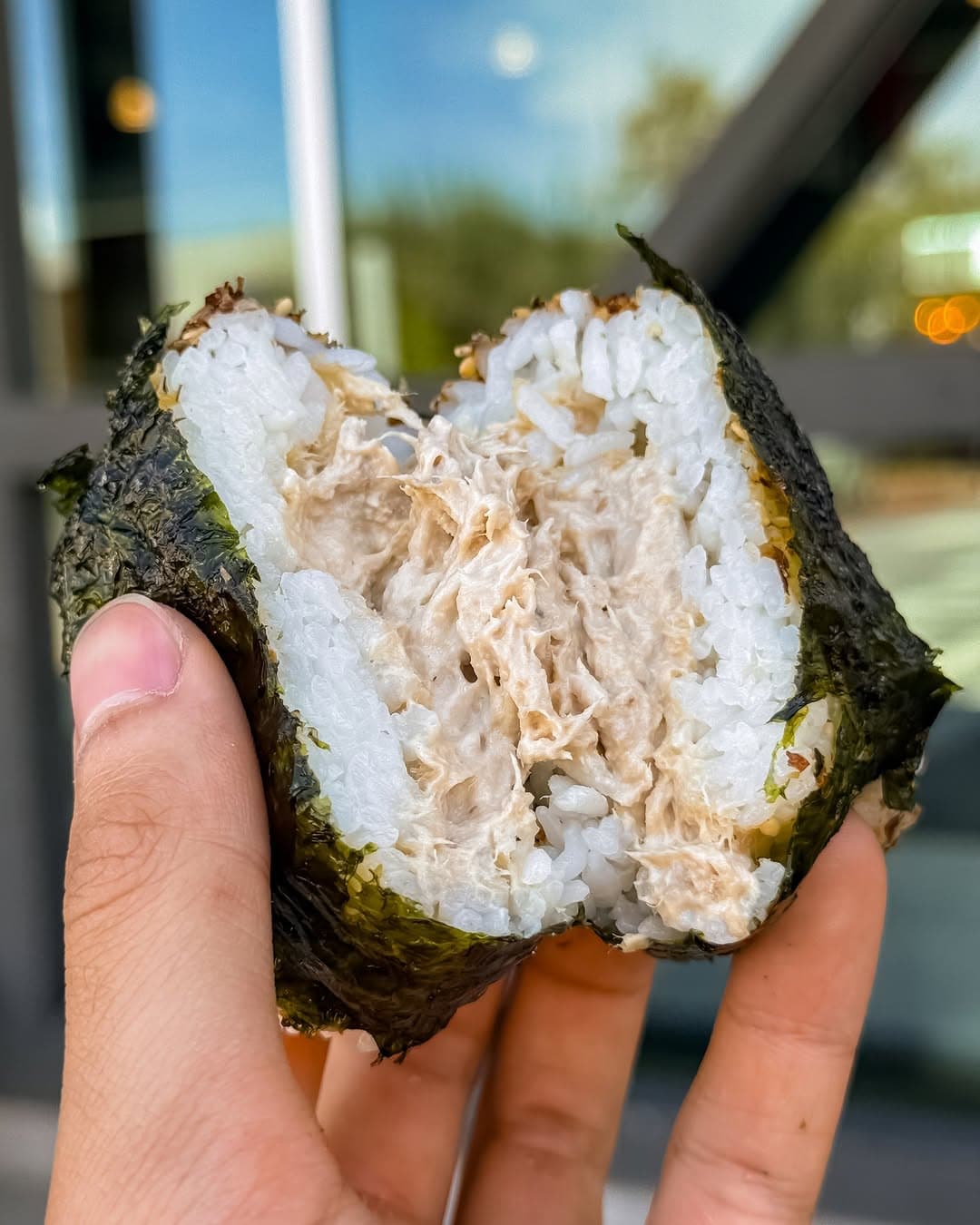 Onigiri artesanal Toki com recheio aparente